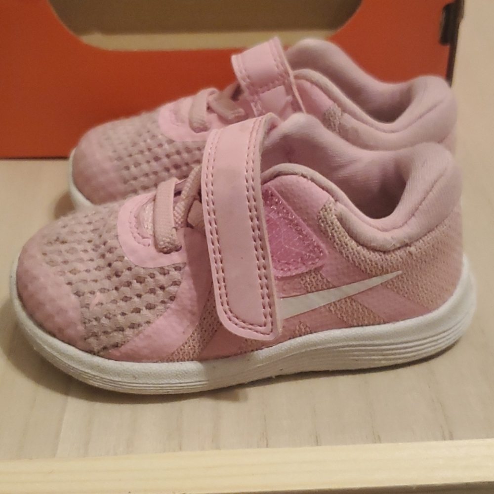 Nike revolution 4